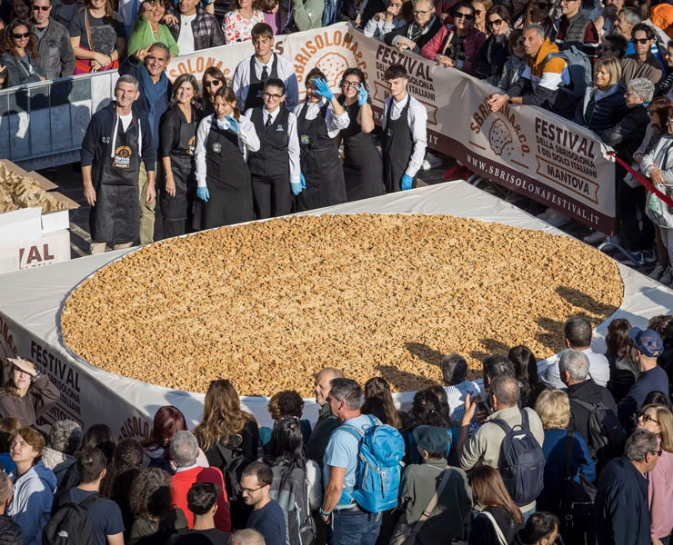 Viaggio in pullman per scoprire il Festival della Sbrisolona e dei dolci italiani di Mantova